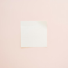 Fototapeta premium Blank sticky note on pastel pink background with copy space.