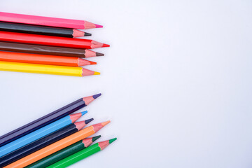 Fototapeta premium a collection of colorful sharpened pencils arranged on a white background