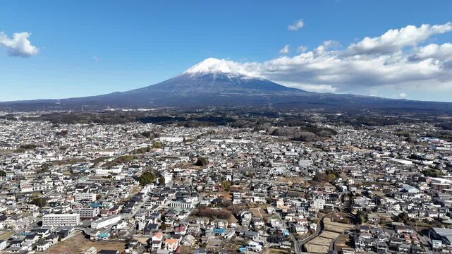 日本の冬のドローン映像　高度を下げながら富士山を空撮
