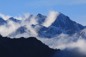 Nuages attachés aux pics enneigées en vallée du Louron vue du Col d'Azet en Hautes-Pyrénées,...