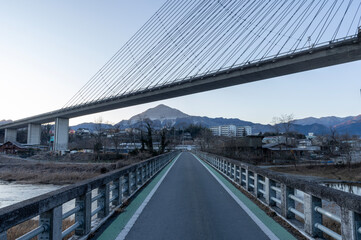 Fototapeta premium 秩父市武之鼻橋から仰ぎ見る秩父公園橋と武甲山の朝景