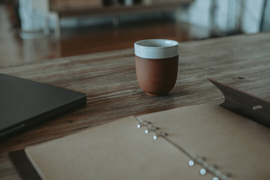 Espace de travail minimaliste avec cahier, tasse de caf&eacute; et ordinateur