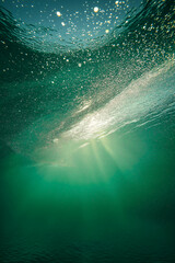 Fototapeta premium 水中から見上げる太陽の光と無数の気泡の背景