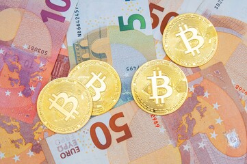 Bitcoin gold coins om Euro banknotes background