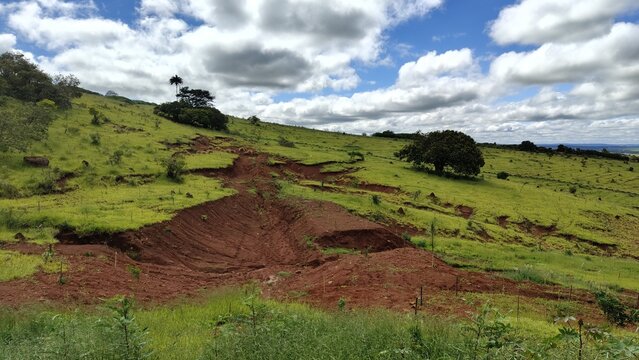 Dano ambiental: Forma&ccedil;&atilde;o de vo&ccedil;oroca ou ravina em uma &aacute;rea degradada de pasto de uma fazenda