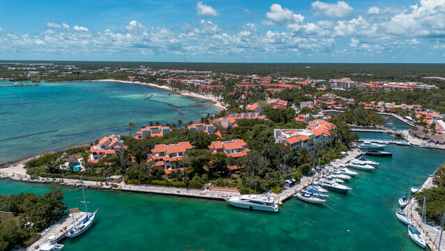Marina y zona residencial de lujo frente al mar en la Riviera Maya, M&eacute;xico Vista a&eacute;rea con drone de playa en Puerto Aventuras