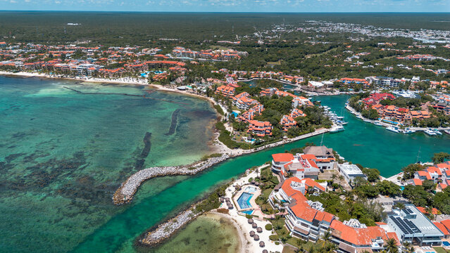 Marina y zona residencial de lujo frente al mar en la Riviera Maya, M&eacute;xico Vista a&eacute;rea con drone de playa en Puerto Aventuras