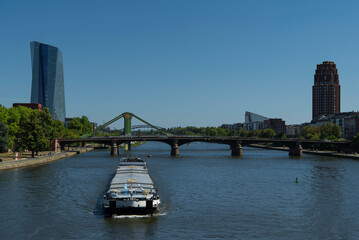 Obraz premium a transport ship on the River main in Frankfurt Germany