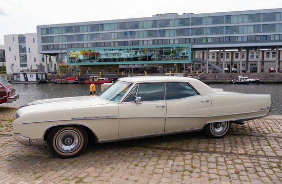 Bremerhaven, Deutschland - 10.07.2021:Buick Electra Amerikanischer Oldtimer aus den 1960er Jahren, beim US-Car-Treffen 2021 in Bremerhaven.