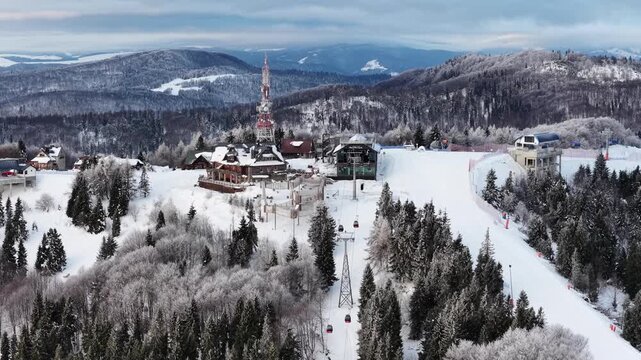 PKL Jaworzyna Krynicka Zimą dron 4K, stok narciarski, Beskid Sądecki, Polska