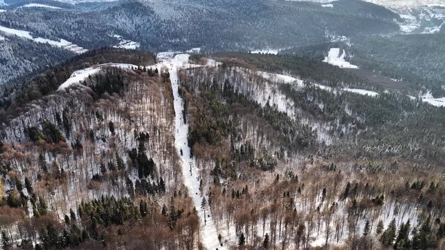 PKL Jaworzyna Krynicka Zimą dron 4K, stok narciarski, Beskid Sądecki, Polska