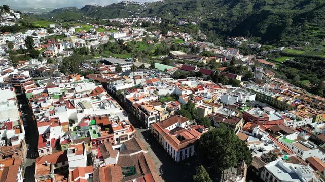 Teror - Gran Canaria - Hiszpania - miasto w g&oacute;ach nagrane dronem. G&oacute;ry, kości&oacute;ł, i wąskie uliczki