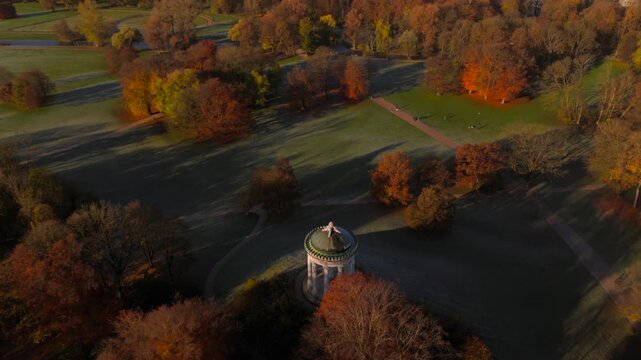 Monopteros im Englischen Garten Deutschland, Munchen Luftaufnahme im Herbst. Monopteros in Muenchen Lookout point and round temple in English Garden Germany, Munich aerial view in autumn. 
