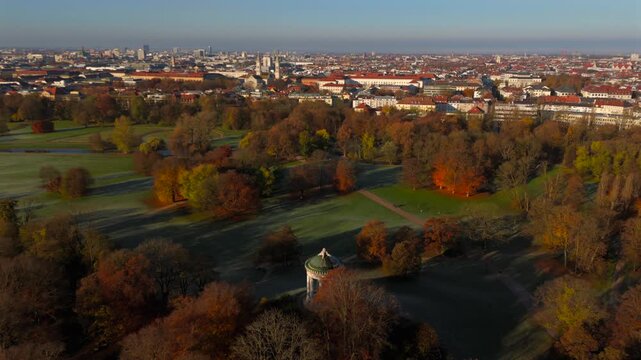 Monopteros im Englischen Garten Deutschland, Munchen Luftaufnahme im Herbst. Monopteros in Muenchen Lookout point and round temple in English Garden Germany, Munich aerial view in autumn. 