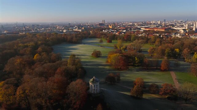 Monopteros im Englischen Garten Deutschland, Munchen Luftaufnahme im Herbst. Monopteros in Muenchen Lookout point and round temple in English Garden Germany, Munich aerial view in autumn. 