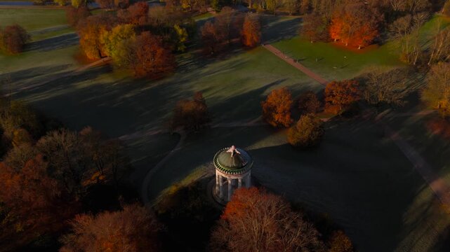 Monopteros im Englischen Garten Deutschland, Munchen Luftaufnahme im Herbst. Monopteros in Muenchen Lookout point and round temple in English Garden Germany, Munich aerial view in autumn. 