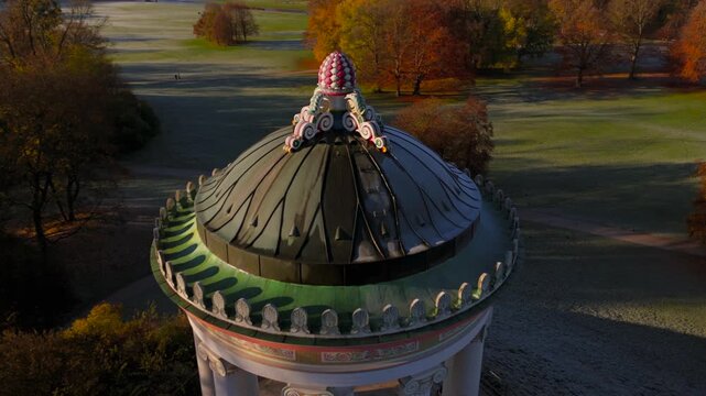 Monopteros im Englischen Garten Deutschland, Munchen Luftaufnahme im Herbst. Monopteros in Muenchen Lookout point and round temple in English Garden Germany, Munich aerial view in autumn. 