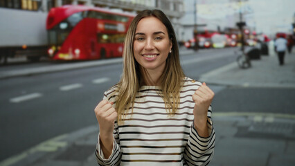 Fototapeta premium Young woman with blonde hair on a bustling street with red buses, showcasing a lively urban outdoor scene with iconic city vibes and casual fashion.