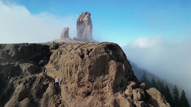 Roque Nublo - Gran Canaria - Wyspy Kanaryjskie - Hiiszpania - majestatyczna skała drugi punkt pod względem wysokości na wyspie w chmurach nagrana dronem
