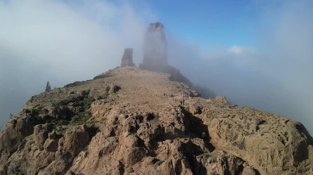 Roque Nublo - Gran Canaria - Wyspy Kanaryjskie - Hiiszpania - majestatyczna skała drugi punkt pod względem wysokości na wyspie w chmurach nagrana dronem
