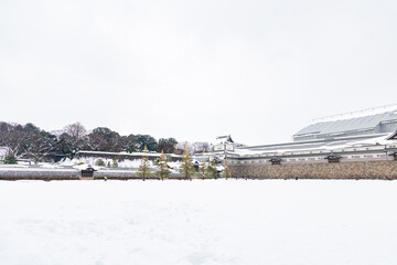 雪に覆われた金沢城址公園