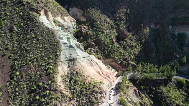 Los Azulejos - Gran Canaria - niesamowite kolorowe skały nagrane dronem. G&oacute;ry, skały, g&oacute;rska droga