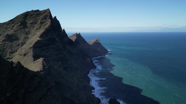 Mirador del Balcon - Gran Canaria - Wyspy Kanaryjskie - Hiszpania - punkt widokowy na zachodzie wyspy nagrany dronem. Niesmaowite klify, ocean, g&oacute;ry, i widok na Teneryfe i wulkan Teide