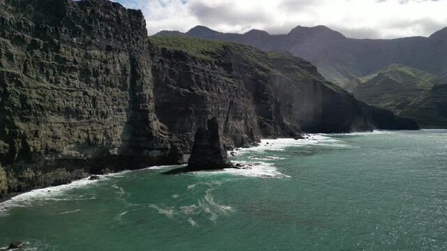 Agaete - Gran Canaria - Wyspy Kanaryjskie - Hiszpania - niesamowite klify i piękne g&oacute;rskie widoki, miasteczko na zachodzie wyspy, ocean, fale, g&oacute;ry nagrane dronem