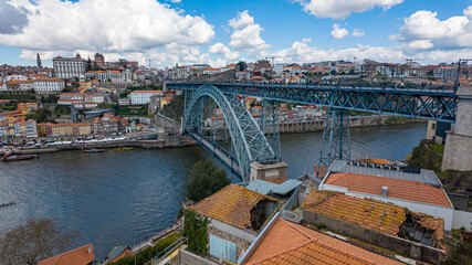 Obraz premium Wide shot of the iron bridge crossing the Douro river.