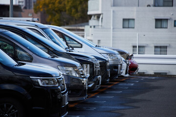 冬の朝の住宅地の駐車場の車の様子