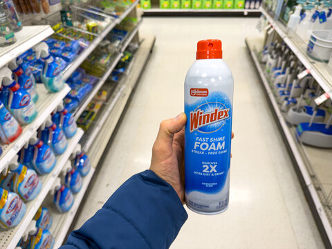 Windex Fast Shine Foam Glass Cleaner Bottle in Store Aisle