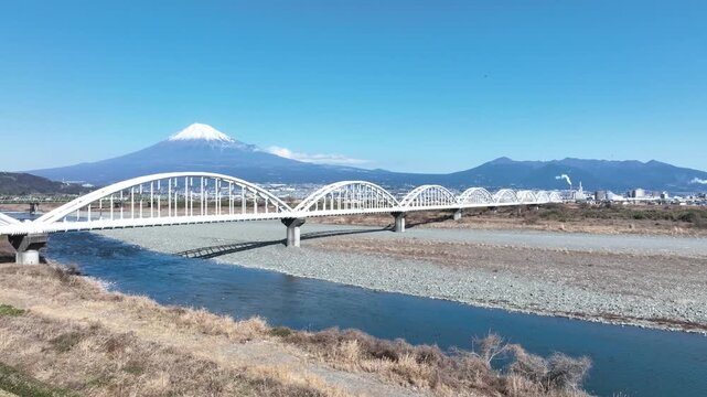 富士山と富士川をまたぐ白い水管橋の絶景ドローン空撮