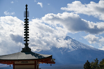 新倉山五重塔と雪化粧する富士山