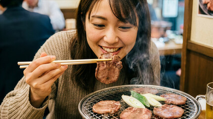 笑顔で牛タン焼肉を堪能する日本人女性