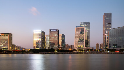 Obraz premium Urban Skyline with Modern Skyscrapers at Dusk
