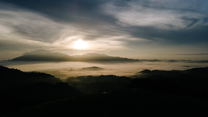 Obraz premium Serene mountain landscape at sunrise with misty valleys