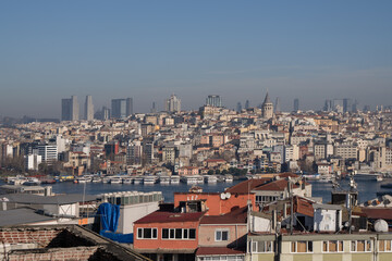 Obraz premium Istanbul Skyline Panoramic View Cityscape: Elevated perspective showcasing modern and historical buildings, illustrating urban density and geographical location.