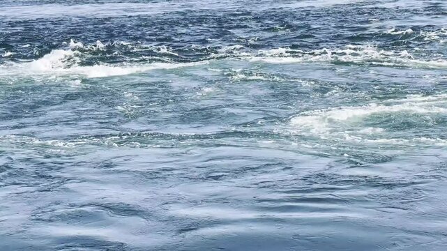 荒々しく渦を巻く来島海峡