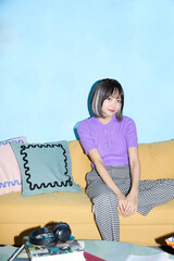 自宅で趣味と自分の時間を楽しむアジアの若い女性のポートレート