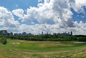 Fototapeta premium Panoramic beautiful city view of Toronto from Riverdale Park