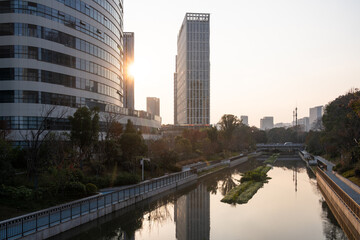 Obraz premium Morning view of modern buildings by the river