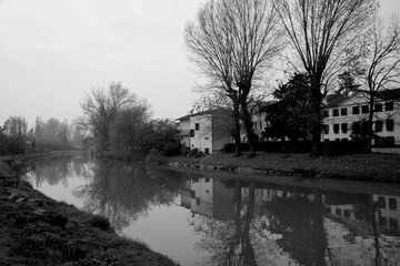 Italia in bianco e nero. panorama fluviale della Riviera del Brenta con le famose ville venete Palladiane. Provincia di Padova, Veneto, Italia