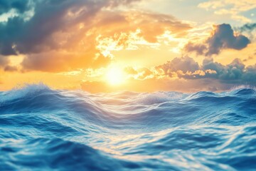 Obraz premium Beautiful ocean waves under a vibrant sunset with clouds in the background