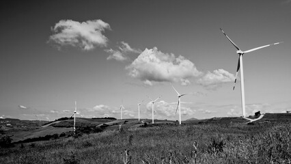 Energia alternativa, impianti di energia rinnovabile nelle colline della Puglia. Italia