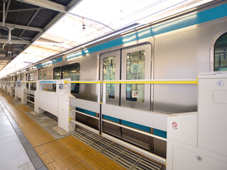 駅のプラットホームに停車する電車　神奈川県