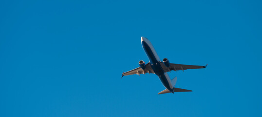 Fototapeta premium A passenger plane takes off in the blue sky.