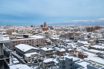 雪に覆われた富山市街地