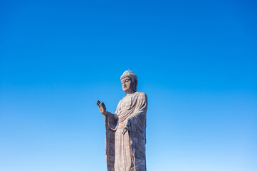 牛久大仏と広い青空　コピースペースのある仏教イメージ