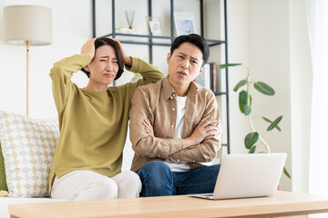 パソコンで悩むミドルの夫婦