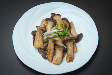 食感の良いエリンギをバターで炒め、ブロッコリースプラウトを添えて